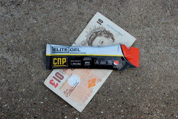 Energy-Gel und etwas Bargeld können dir im Notfall aus der Patsche helfen.