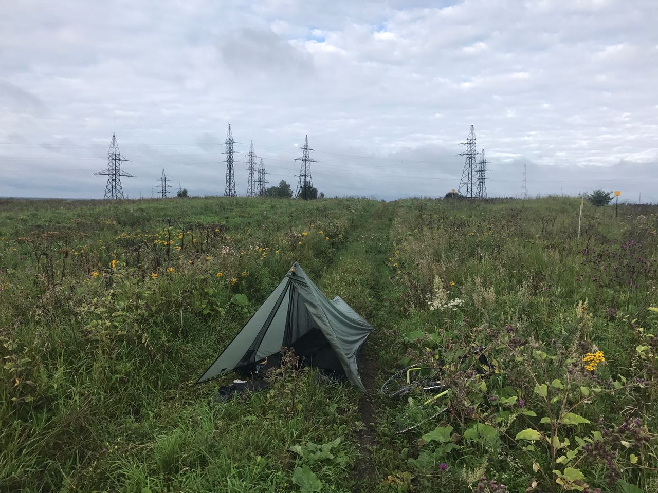 Als Vorsichtsmaßnahme lagert Jonas seine Nahrungsmittel mittlerweile außerhalb des Zeltes.