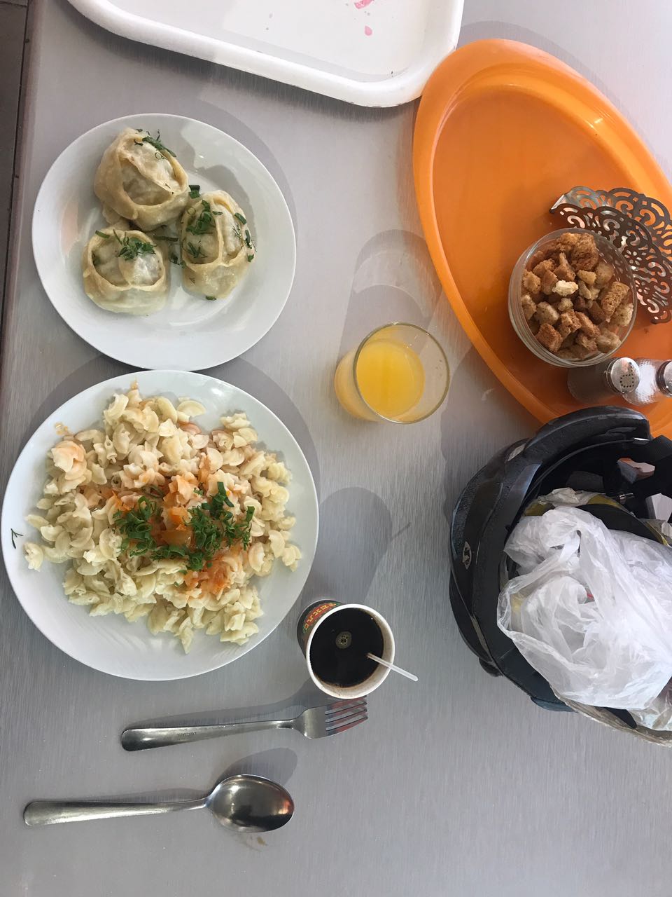 Die stetige Kilometerleistung macht Jonas zur Kalorienverbrennungsmaschine: Bis zu drei Portionen bestellt er im Restaurant, um seinen Energiebedarf zu decken.