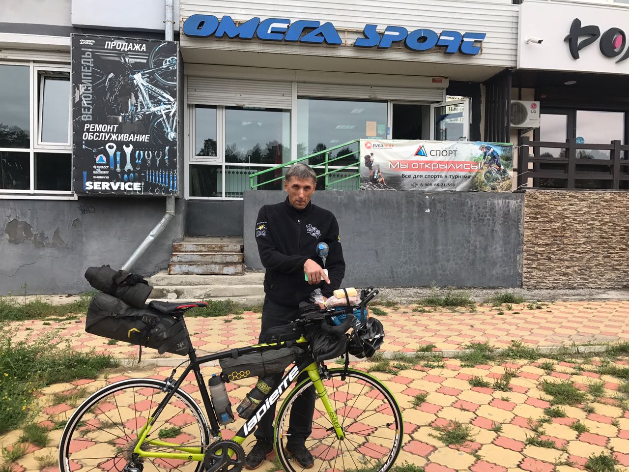 Dieser freundliche Fahrradhändler machte Jonas' Bike fit für die letzten Kilometer der Eurasia Challenge.