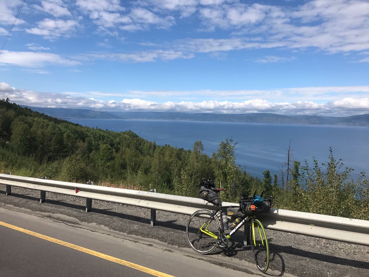 Auf den Straßen rund um den Baikalsee bieten sich immer wieder fantastische Ausblicke.