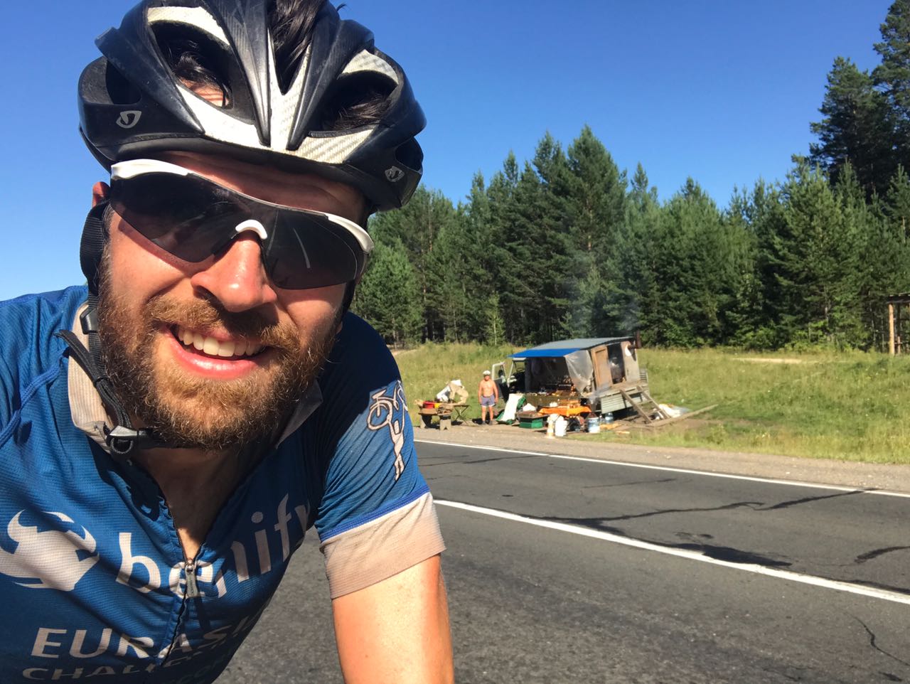 Unterwegs gibt es manchmal fliegende Straßenhändler.