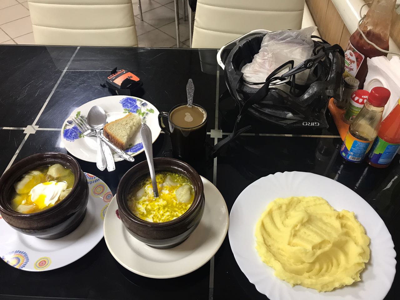 Jonas isst sich durch die lokalen Köstlichkeiten und hat dabei in den allermeisten Fällen keine Probleme.