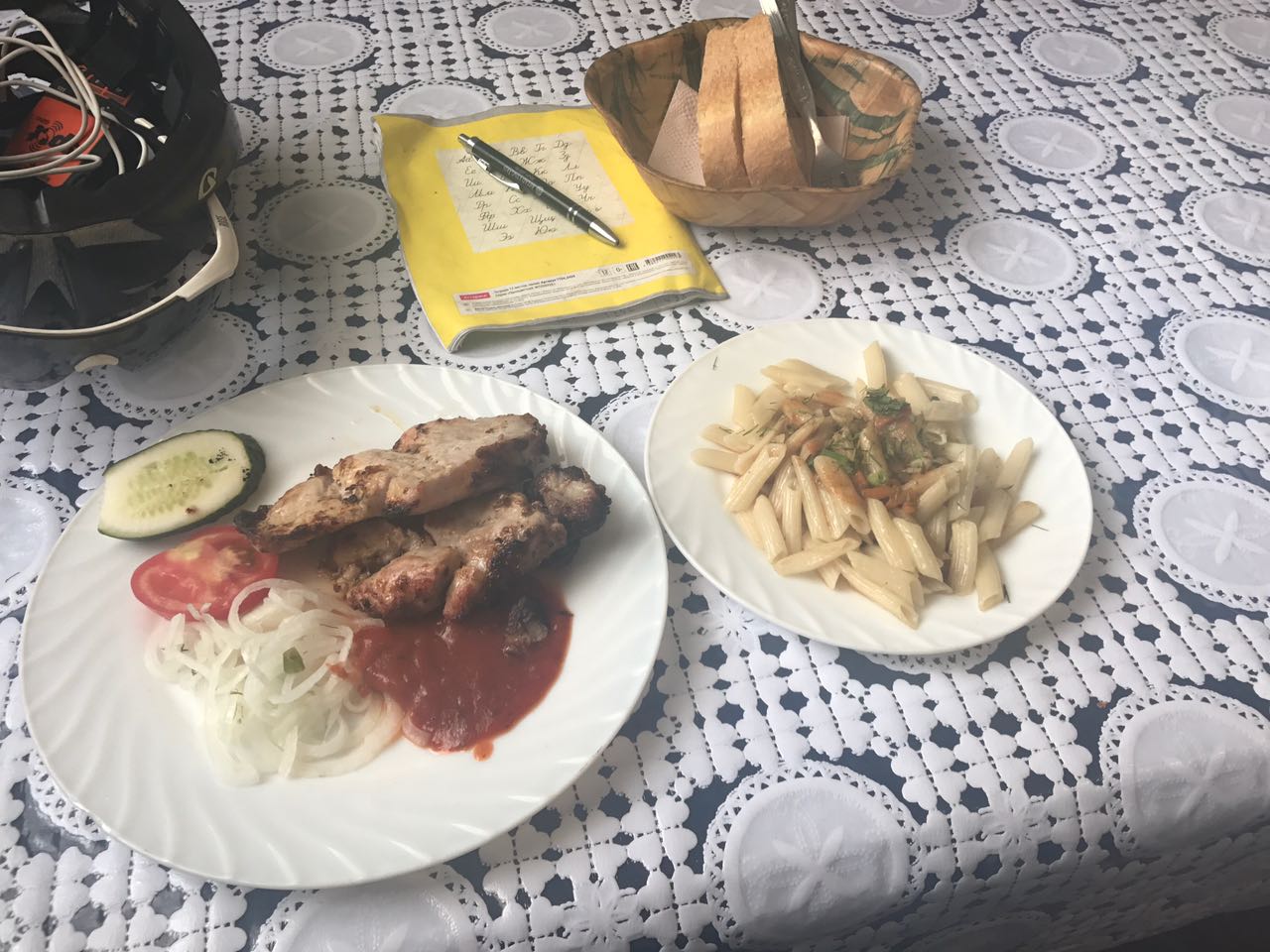 Über Energiearmut kann man sich bei den lokalen Speisen ...