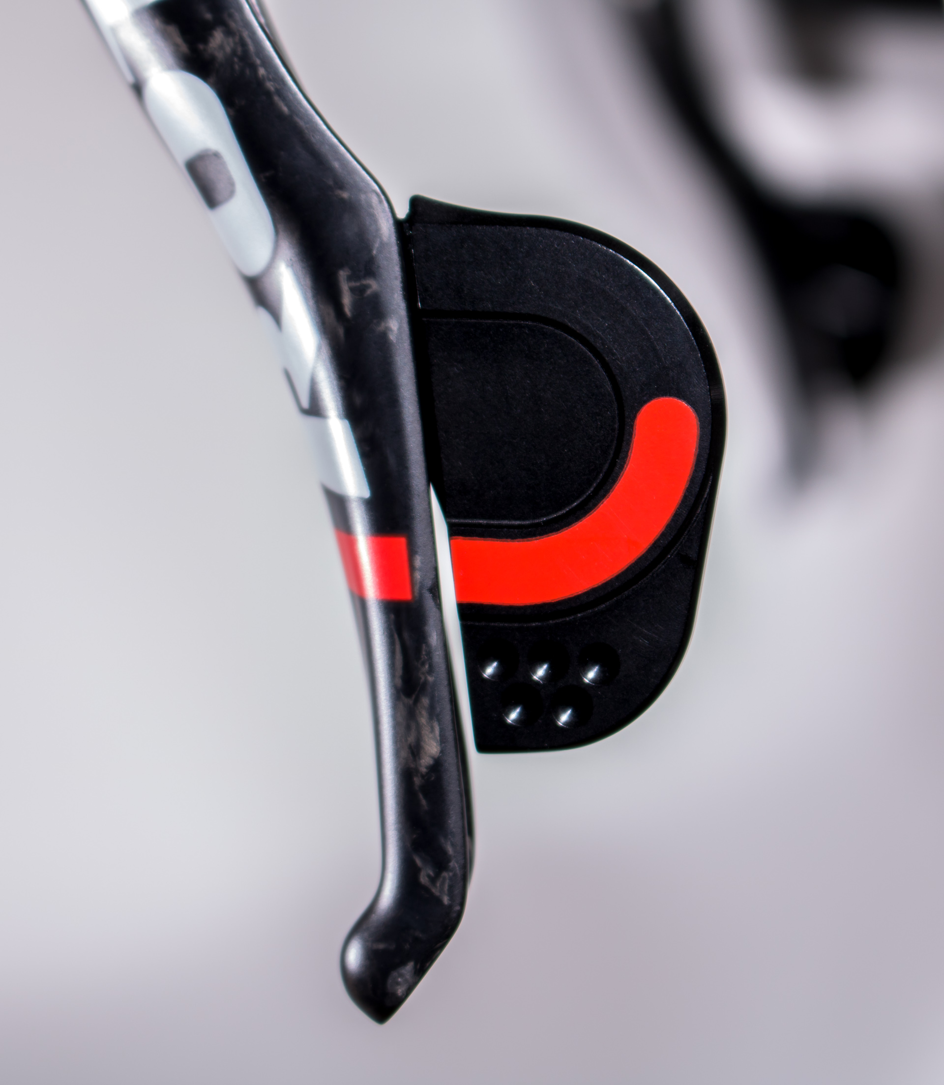 Die Schaltpaddel sind großzügig bemessen und mit normalen Fingern aus jeder Position gut zu bedienen.