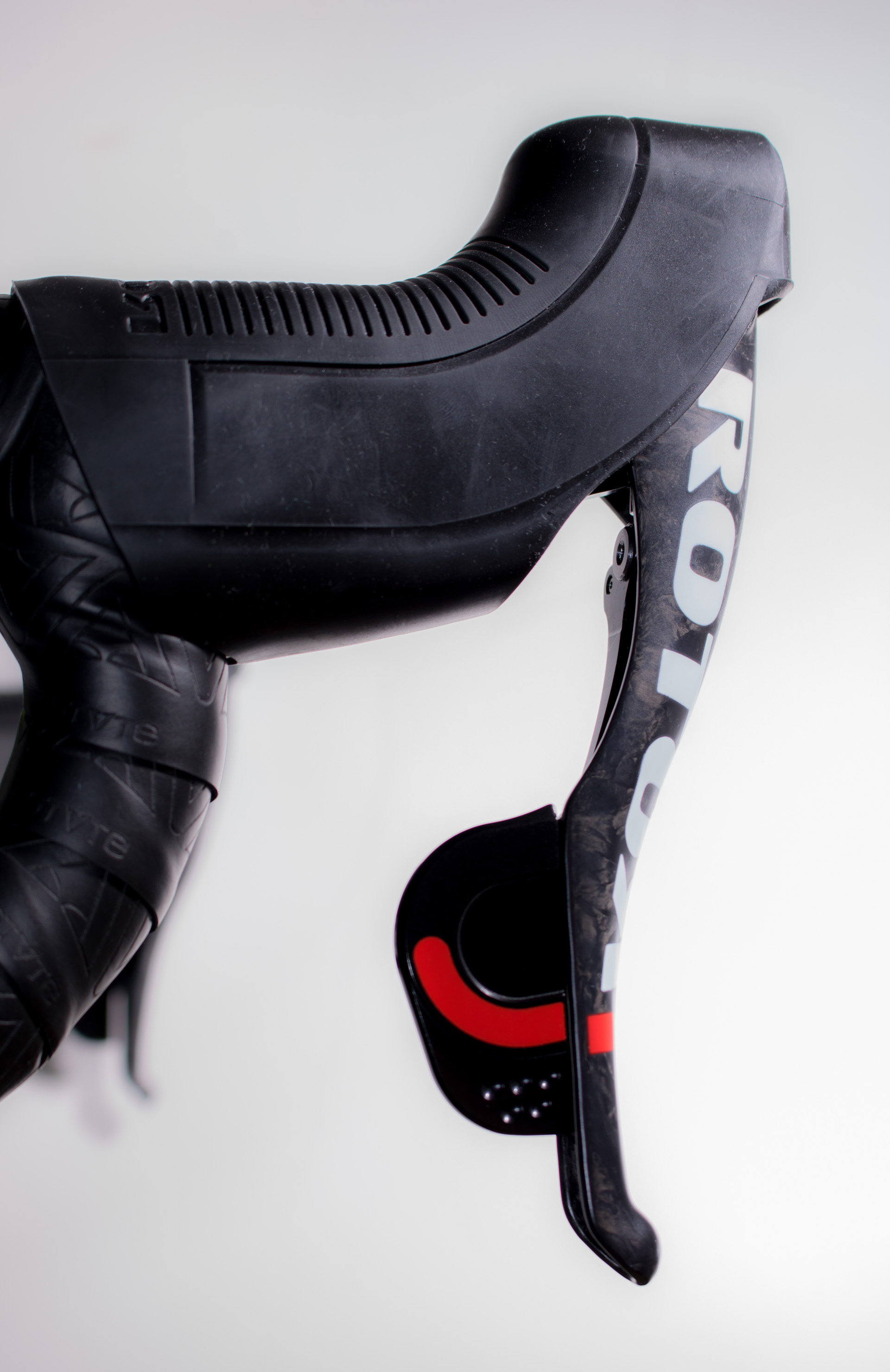 Der Bremshebel ist aus Carbon gefertigt, der Schalthebel aus Aluminium. Der Abstand der Hebel zum Griff lässt sich durch eine Einstellschraube verringern und sich so auch auf kürzere Finger einstellen.