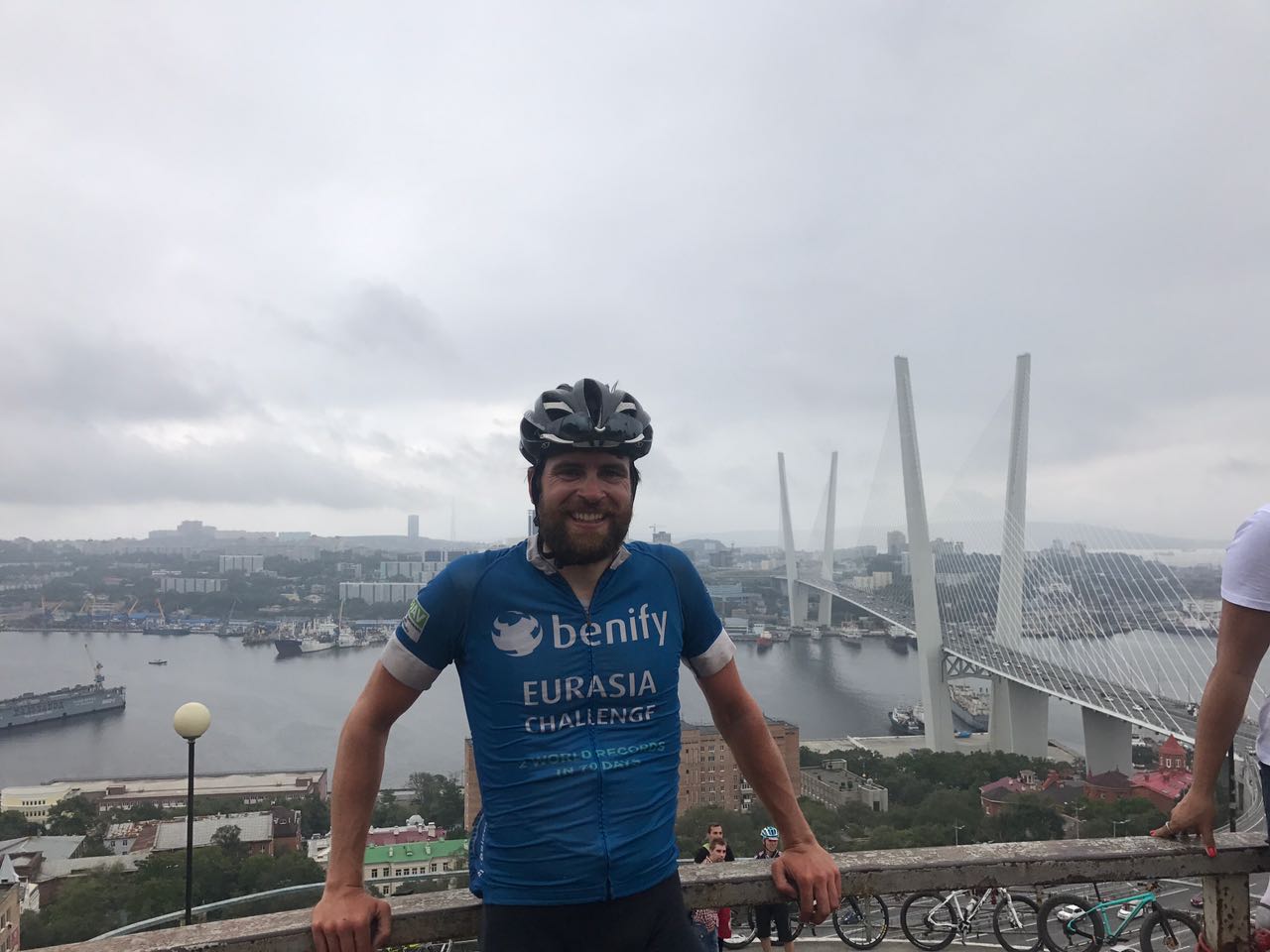 Im Hintergrund ist die Solotoi-Brücke zu sehen, die das Goldene Horn, eine Hafenbucht in Wladiwostok überspannt.