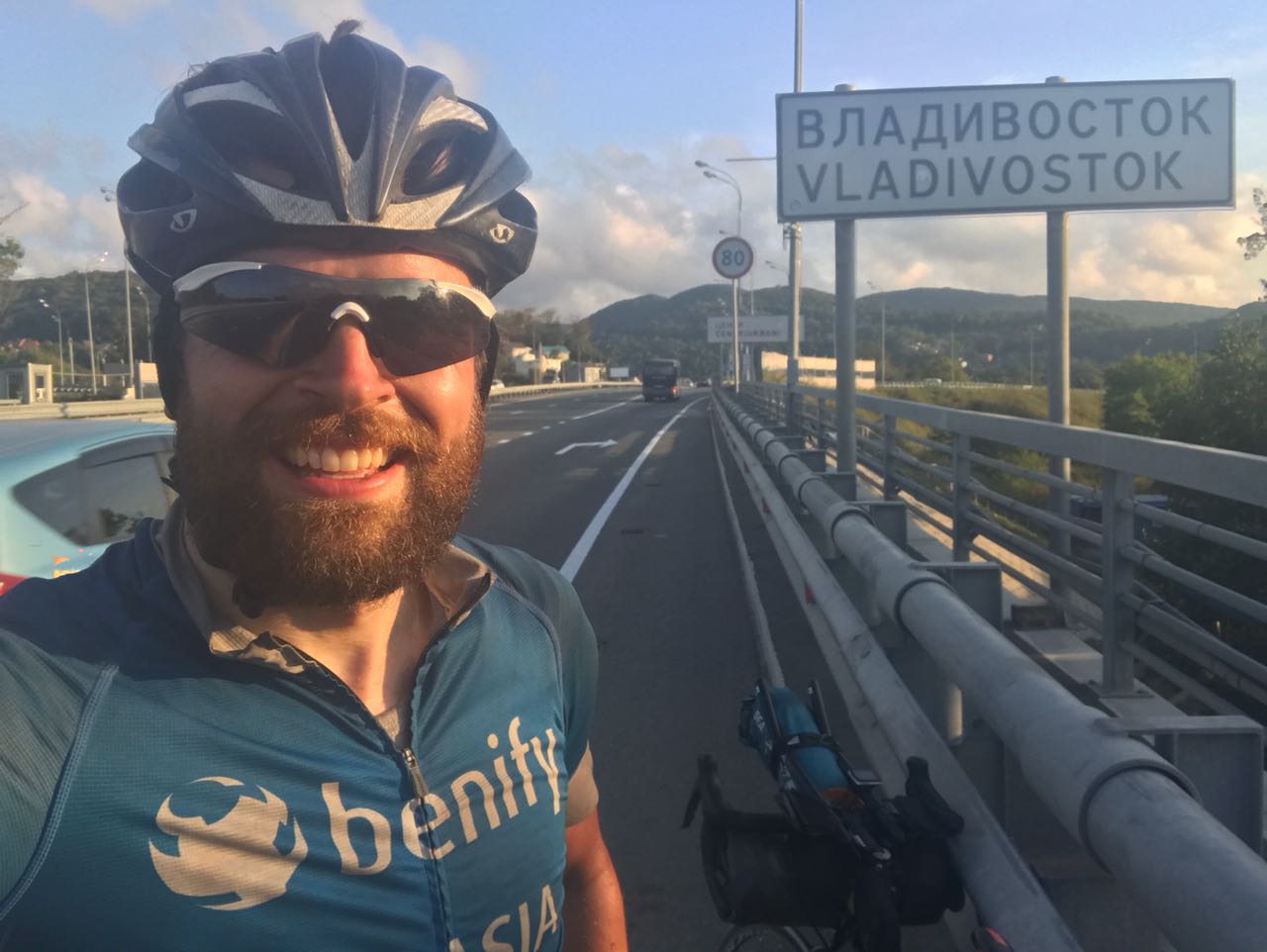 Trotz mittlerweile dicken Barts: Die Freude über seine Ankunft in Wladiwostok ist Jonas deutlich anzusehen.