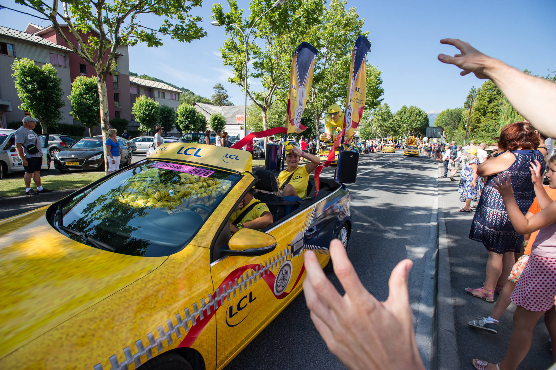 Auch die Karawane muss man mal erlebt haben – hier in Gap, bei unserer Leserreie jedoch auf de Col de la Croix de Fer. Foto: Sam Buchli