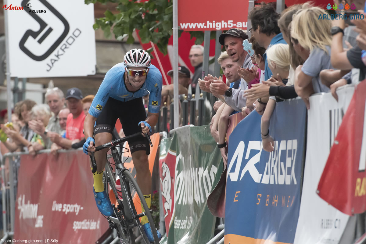 Beim Kriterium der Elitefahrer am Vortag des ARLBERG GIROS geht es durch einen engen und rasanten Kurs durch das St. Antoner Dorfzentrum. Bildquelle: TVB St. Anton am Arlberg