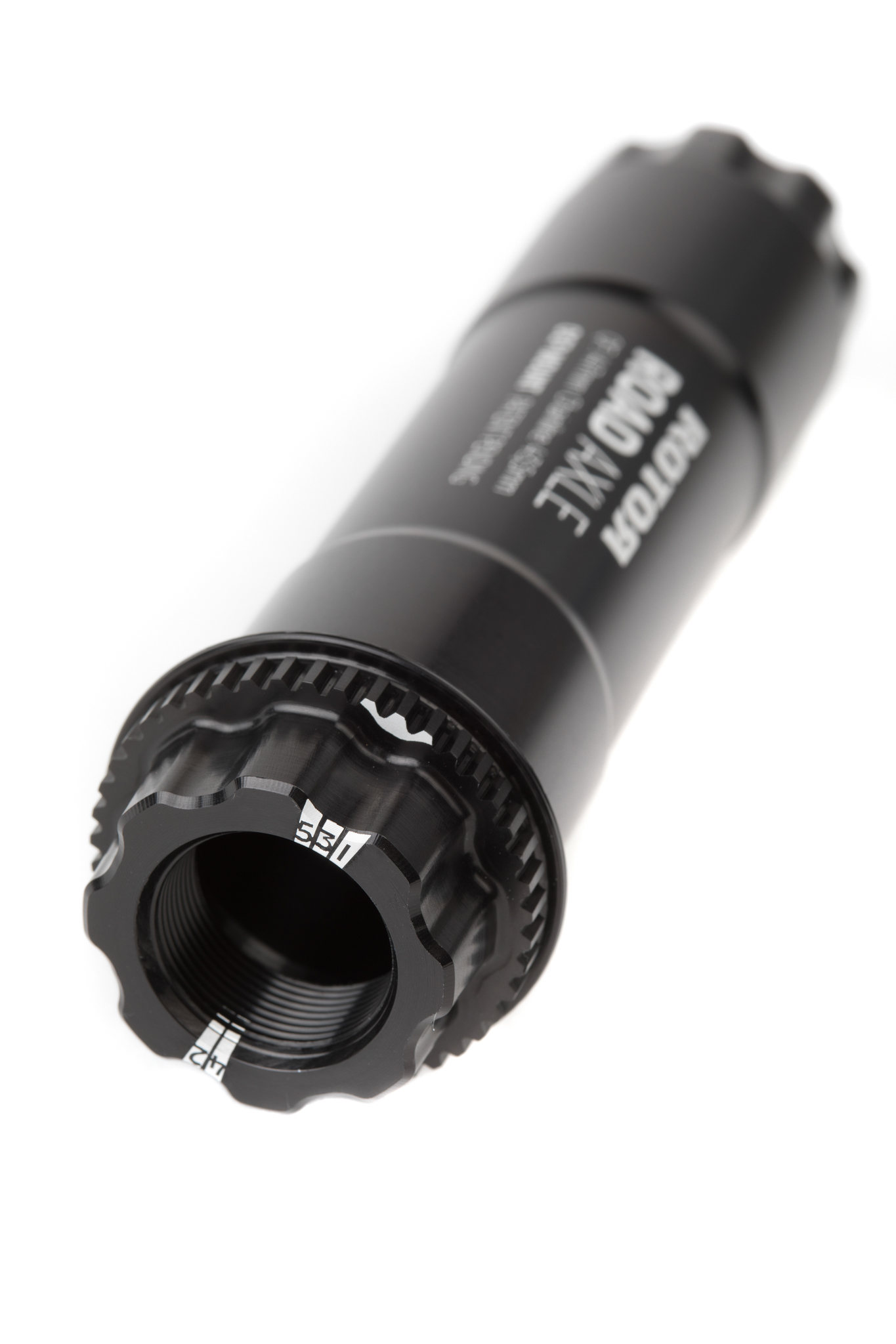 An der Tretlagerachse erkennt man die feine Verzahnung, mit der die (ovalen) Kettenblätter in ihrer Winkelposition eingestellt werden können.