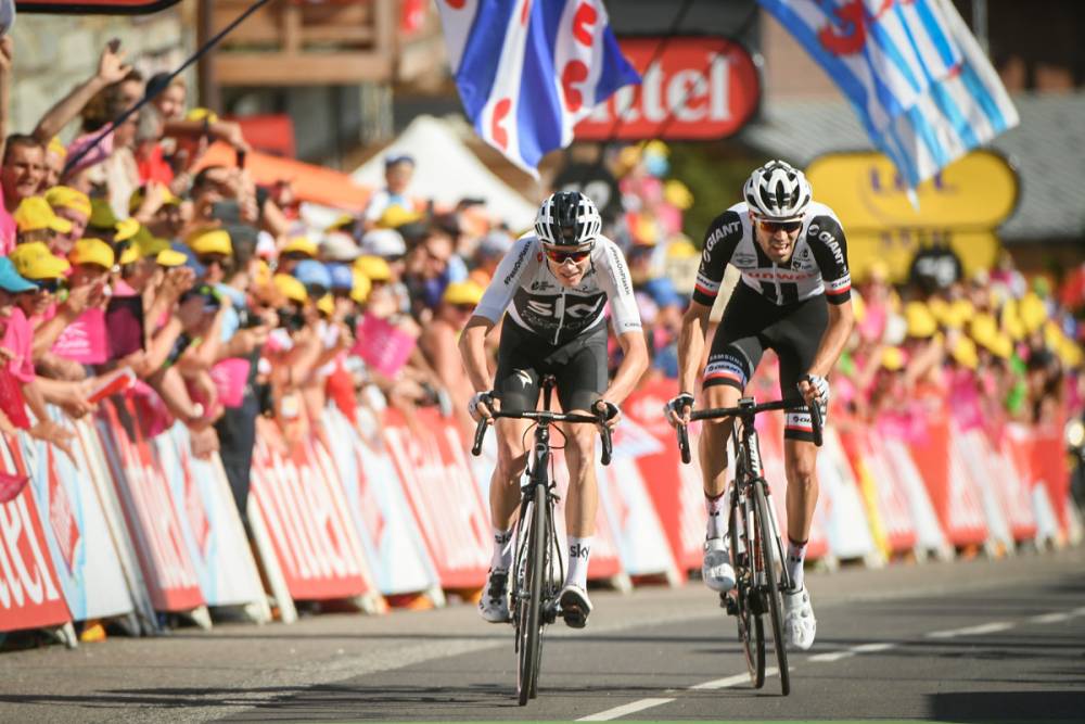 Tom Dumoulin (Team Sunweb) schlug Titelverteidiger und viermaligen Sieger Chris Froome (Team Sky) im Ziel um den zweiten Platz. (Foto: © ASO/A Broadway)