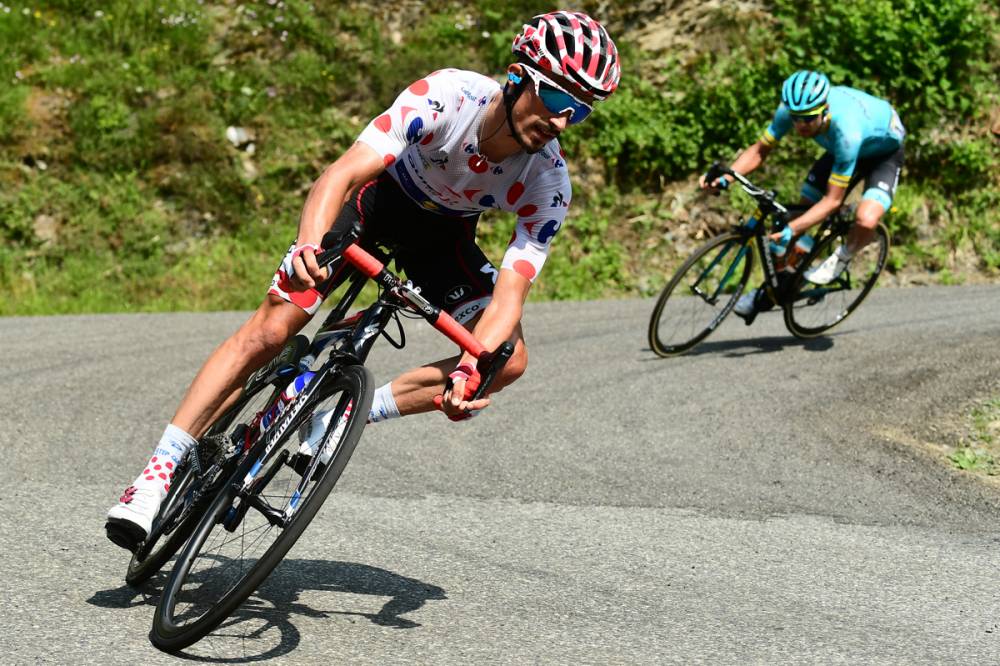 Julian Alaphilippe (Quick-Step Floors) konnte sich mit seinen Abfahrtskünsten gegenüber seine Rivalen behaupten. Er fuhr ein starkes Rennen, aber am Fuß des letzten Passes brach der Franzose ein und musste den Kampf um den Etappensieg anderen überlassen. (Foto: © ASO / Alex Broadway)