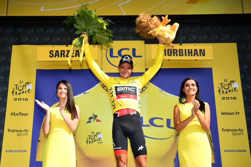 Greg Van Avermaet kam mit den Sprintern in das Ziel und bleibt weiterhin in der Führung des Gesamtklassement. Der Belgier trägt weiterhin das gelbe Trikot. (Foto: © ASO) 