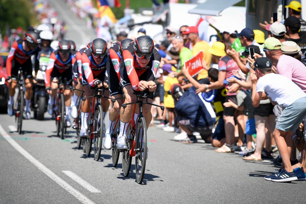 Mit einem beispielhaften Mannschaftszeitfahren powerte BMC Racing Team zum Etappensieg. (Foto: © ASO/Pauline Ballet)