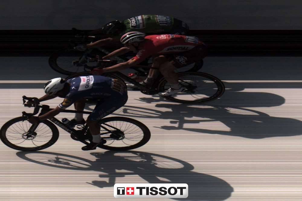 Im ersten Augenblick hatte man den Eindruck, die drei Sprinter kamen zeitglwich ins Ziel. Ein Fotofinish beweist Gaviria als eindeutigen Sieger der Etappe. (Foto © ASO)
