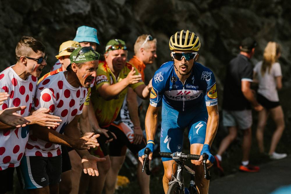 Die Fans am Straßenrand feuerten den Franzosen an und schienen ihn zu beflügeln, als er alleine die letzten zwei Pässe eroberte. (Foto: © ASO)