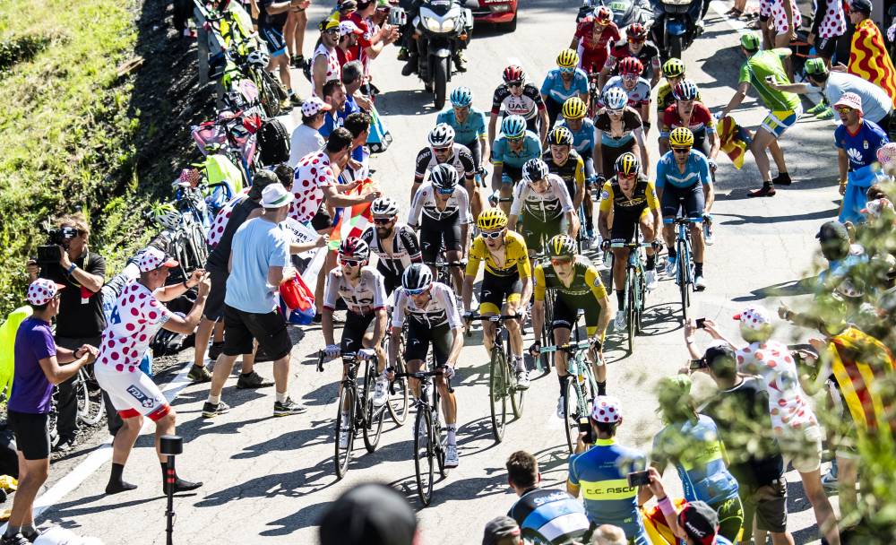 Das Peloton erreichte geschlossen das Ziel. Es kam zu keinen nennenswerten Angriffen, Geraint Thomas führt weiterhin in der Gesamtwertung vor Chris Froome und Tom Dumoulin. (Foto: ©ASO/Pauline Ballet)