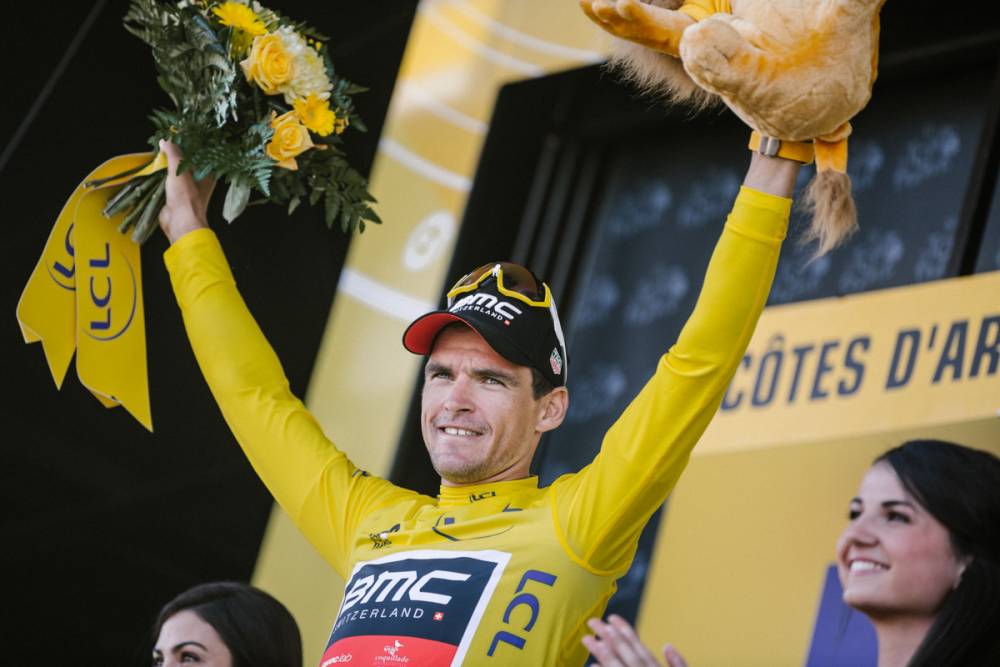 Greg Van Avermaet (BMC Racing) konnte das gelbe Trikot wieder erfolgreich ins Ziel bringen und trägt es für einen weiteren Tag. Seine Rivalen indessen machten viele Zeiteinbußen.(Foto: © ASO)