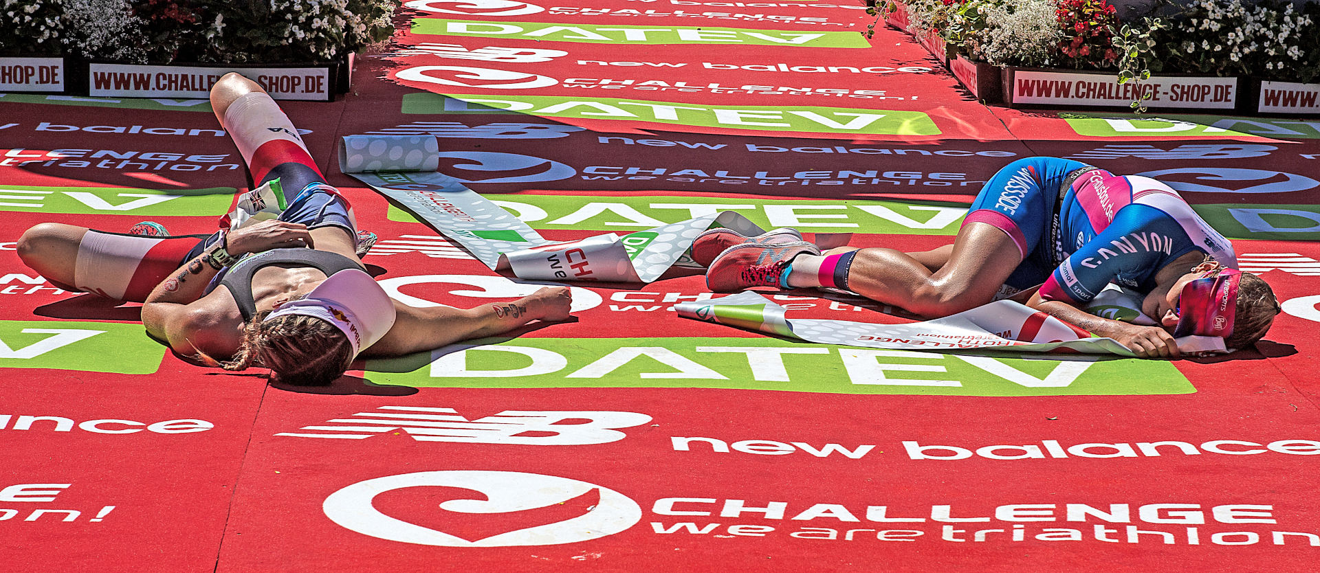 Völlig erschöpft vom Finish: Daniela Sämmler (r.) schlug Lucy Charles knapp in Roth. Foto: Ingo Kutsche
