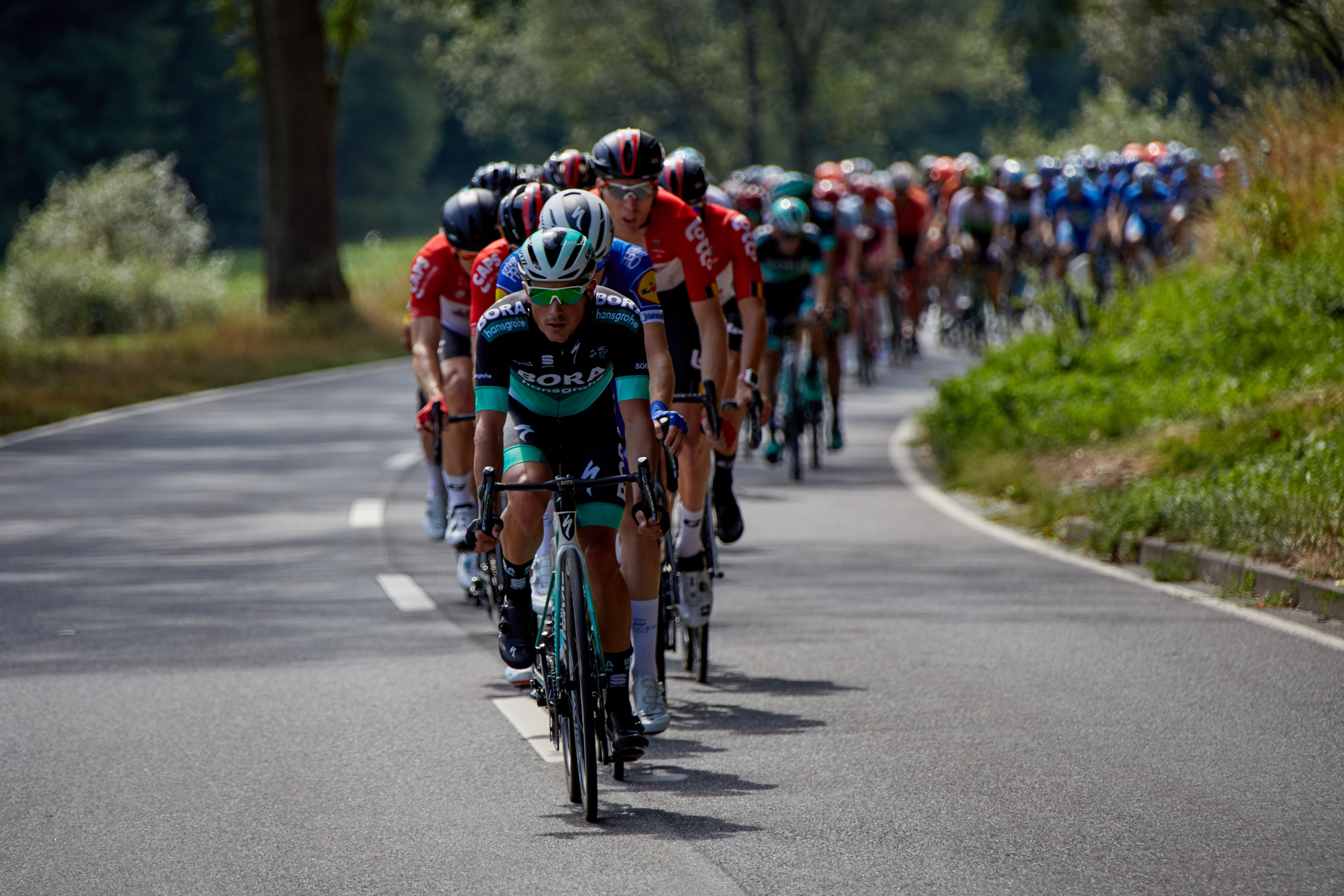 Bora-Hansgrohe kontrollierte das Peloton auf der Strecke von Koblenz nach Bonn, nachdem sich sechs Fahrer abgesetzt hatten. (Foto: © Isaak Papadopulous / Weitsprung) 