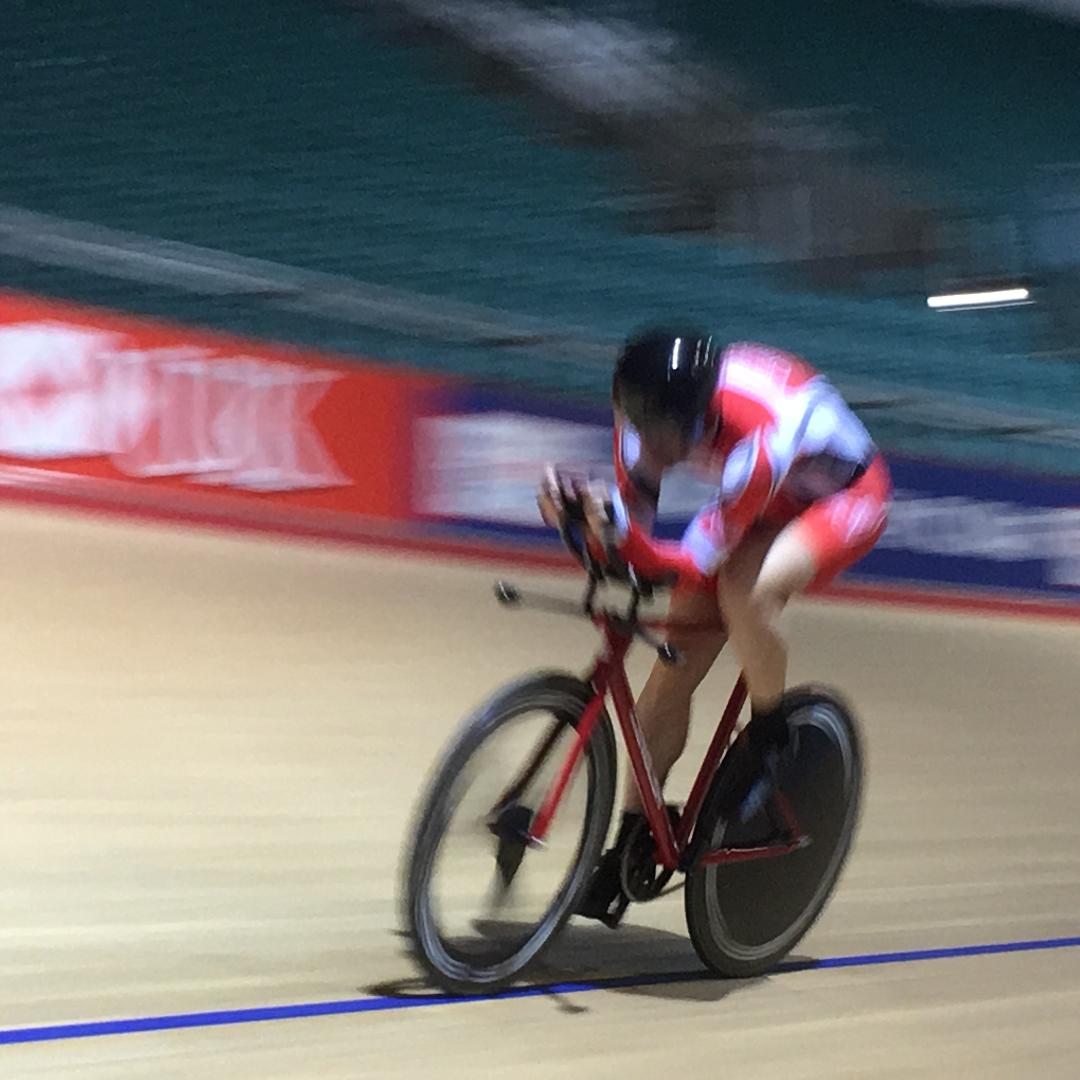 Beim Bahnradfahren wird nicht nur die Ausdauer und Schnelligkeit auf die Probe gestellt. Es fordert eine hohe Trittfrequenz und einen runden und gleichmassigen Tritt. (Foto: J. Beyer-Lyons)