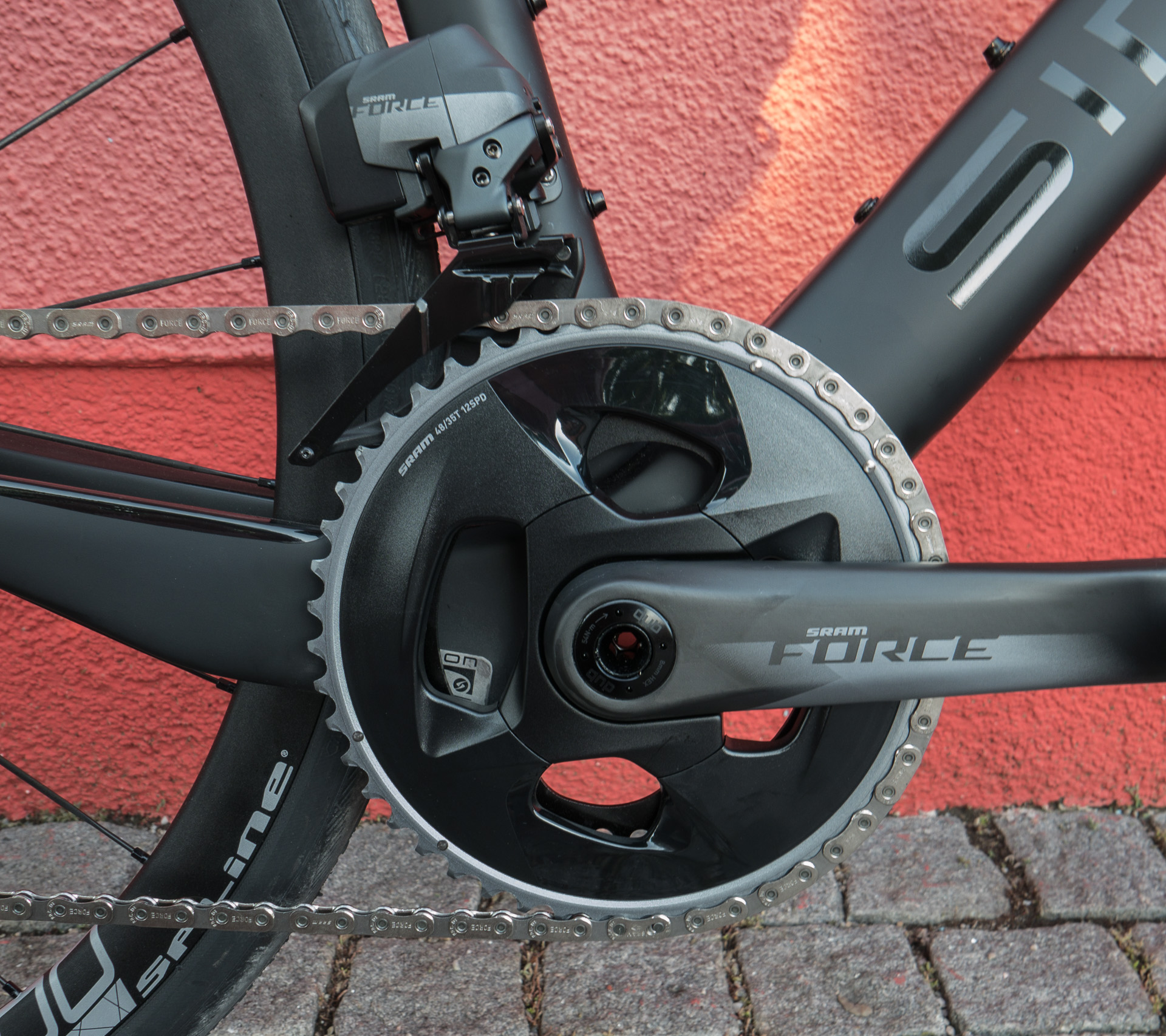 Am getesteten Fahrrad verrichtete die kabellos schaltende SRAM-Force-eTap-Gruppe ihren Dienst.