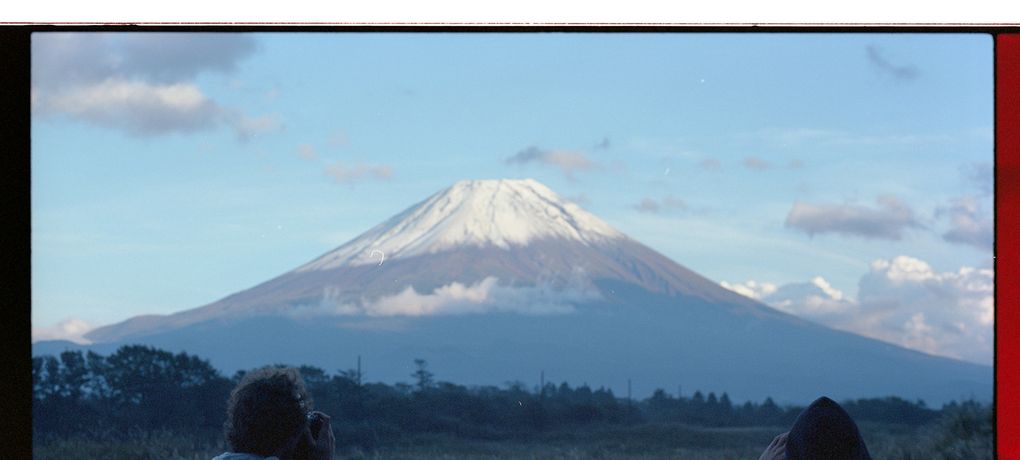 Bastien Duverdier und Kevin Metallier am Mount Fuji. Gleich am ersten Tag haben wir unseren Jetlag genutzt und sind früh morgens losgefahren um den Mount Fuji mit eigenen Augen zu sehen! Wir haben den ersten Schnee des Jahres, sowie den ersten klaren Himmel nach drei Wochen Dauerregen gesehen! Welch ein Glück. Sonst kann es passieren, dass du davor stehst und nichts siehst!