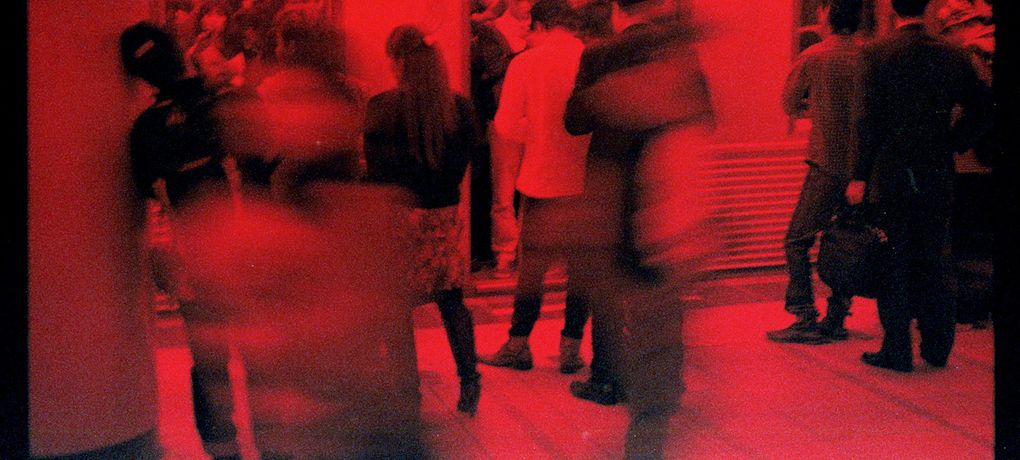 Der Tokyote verbringt einen großen Teil seines Tages in der Metro. 3200 Iso Farbfilm, mit Filter, kein Photoshop. Auch hier ist es bereits Mitternacht!