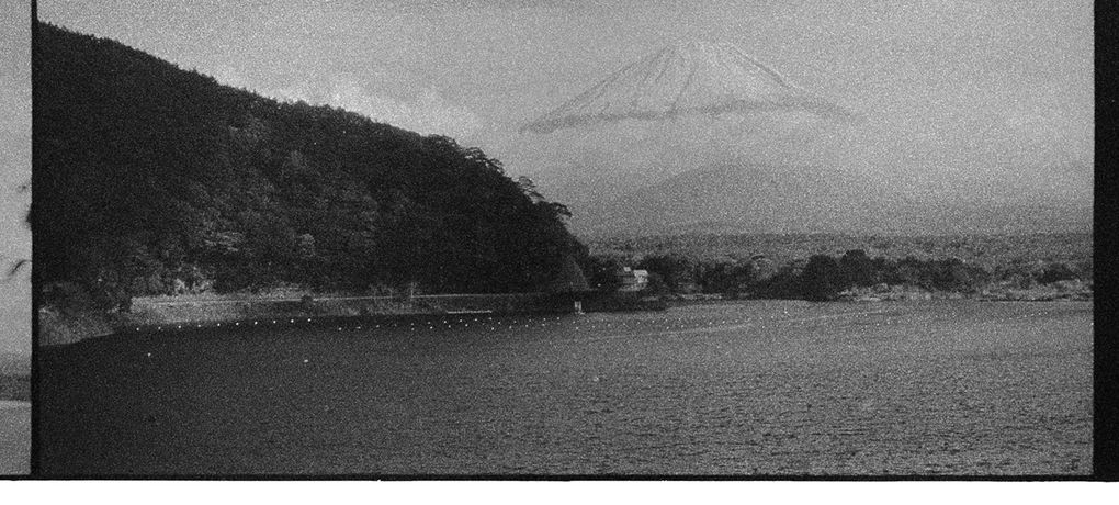 Erster Blick meines Lebens auf den Mount Fuji aus dem Bus heraus. Langsam aber sicher verschwanden dann auch die Wolken.