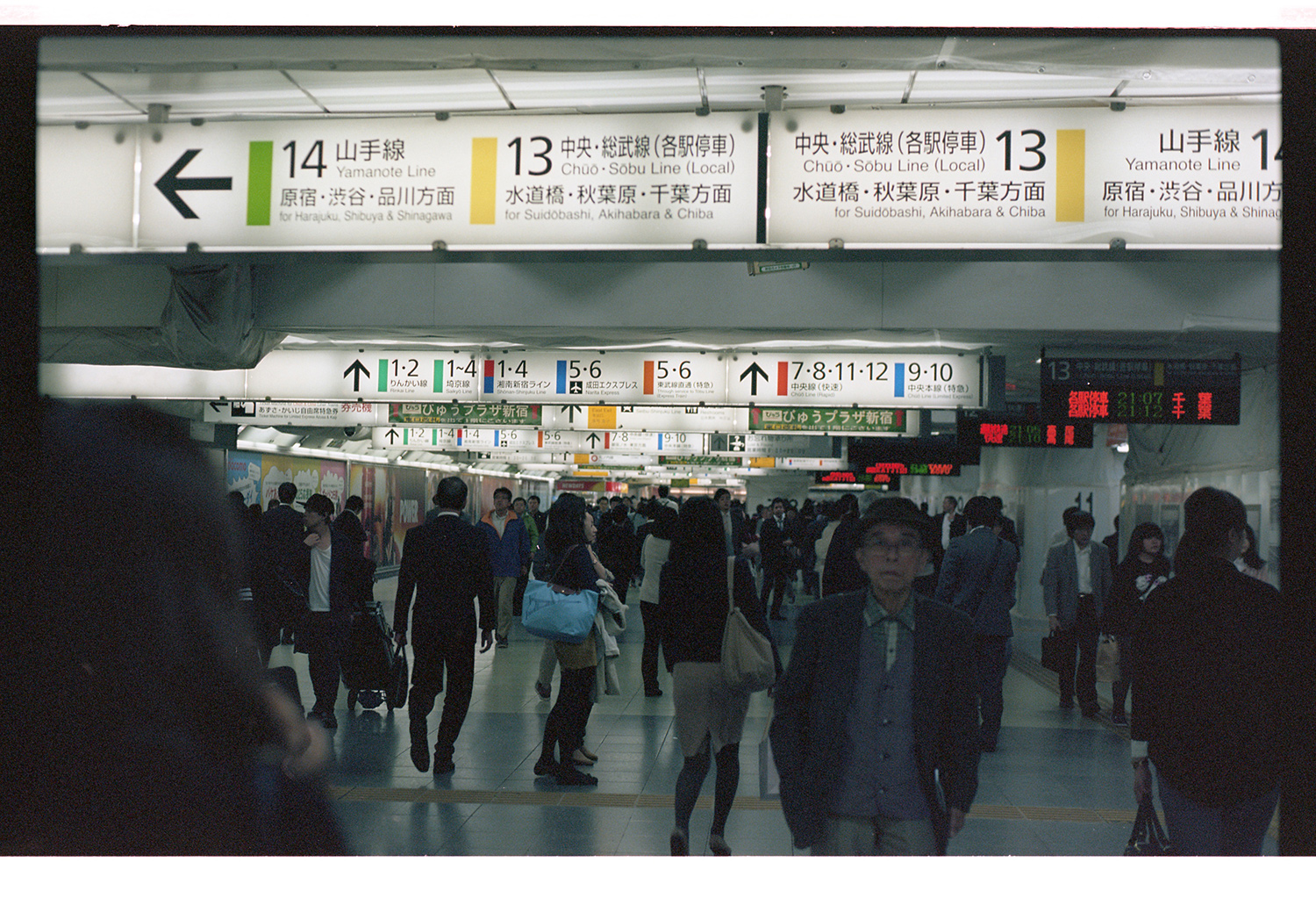 Tokyo Metro. Lost in Translation! Viel Spaß beim nach Hause finden! Hier ist es kurz vor Mitternacht und viele kommen gerade von der Arbeit!