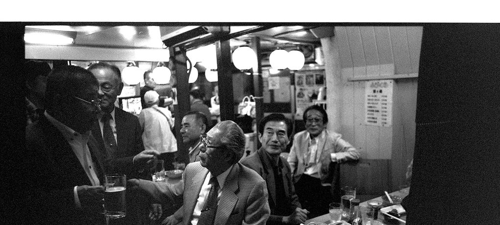 Der Japaner ist nicht immer so zurückhaltend wie du denkst. Gib ihm Alkohol und los geht’s. Ob Alt oder Jung, Mann oder frau, wenn das Gesicht langsam rot wird kann es lustig werden!