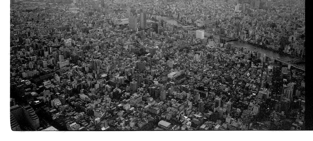 Sicht über Tokyo aus dem 634m hohen Skytree. Am Horizont erkennt man den Business District, wo man nachts gut skaten kann. Abgesehen davon, geht es quasi um 360 grad so um den Turm herum. Unglaublich!