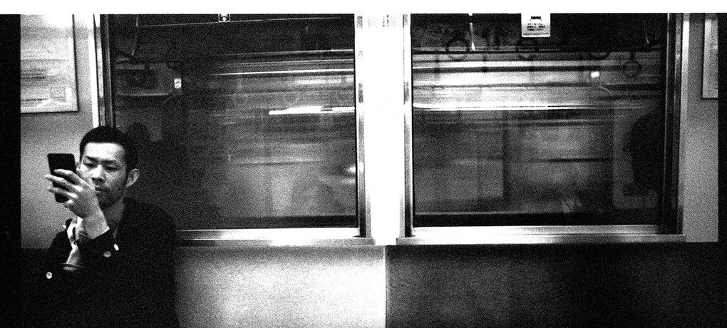 Metro Design. Ich glaube, dass es in Tokyo verboten ist, NICHT auf sein Handy zu starren.
