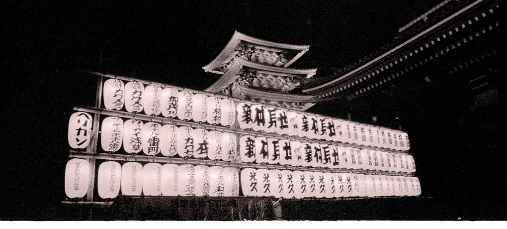 Tempel mit Lampions in Tokio
