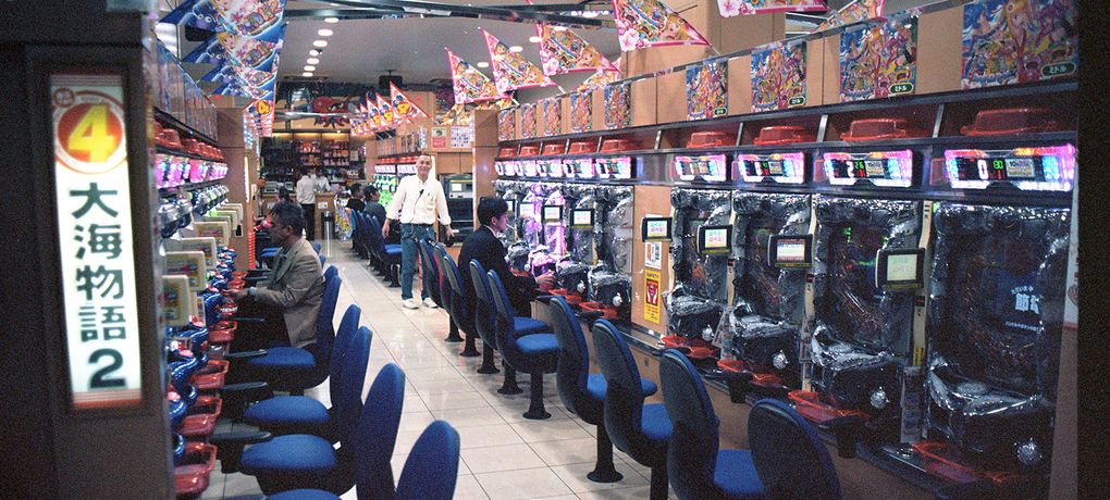 Die Stadt wimmelt von Spielhallen. Betrittst du eine, wirst du als normaler Mensch nach spätestens fünf Minuten verrückt von dem ganzen Lärm. Ich denke nicht, dass es eine leerere in Tokyo gibt!