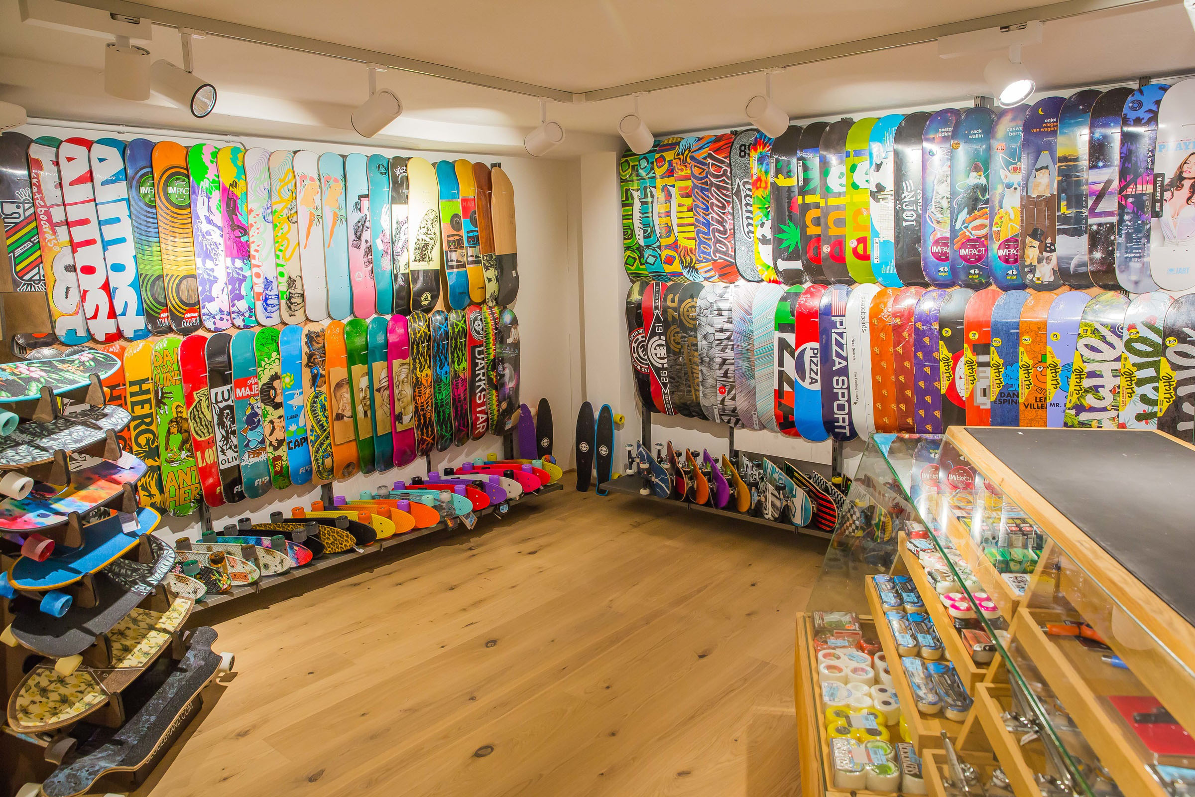 Der neue Blue Tomato Shop in Bern bietet alles für Snowboarder, Skater und Surfer, dazu trendige Streetwear, Schuhe und Accessoires
