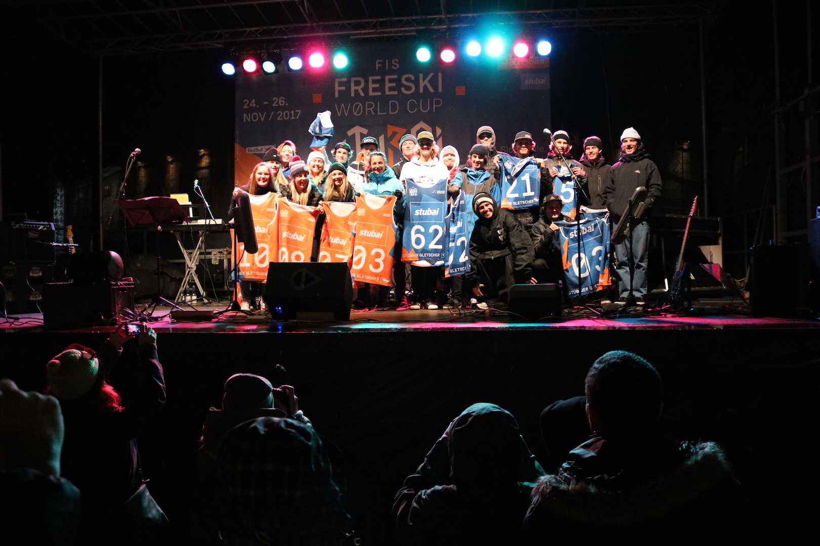 Die Finalistinnen und Finalisten bei der Tickets to Final Ceremony auf dem Dorfplatz in Neustift.