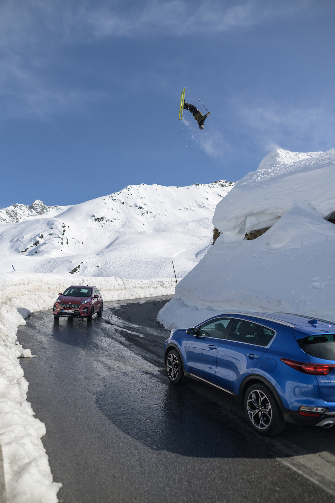 Lukas Schlickenrieder cleart das Roadgap mit einem Backflip. credit: Steffen Vollert