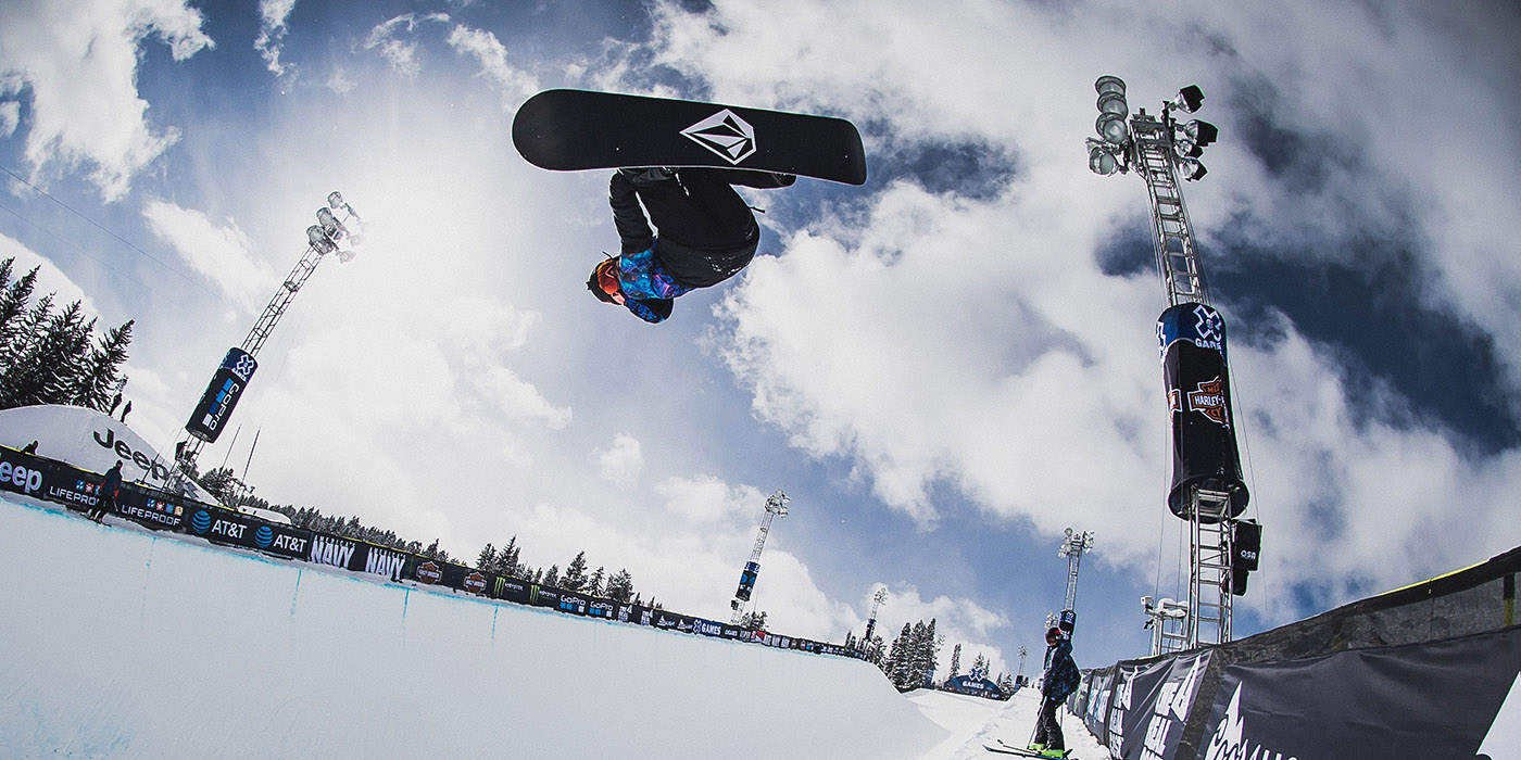 Clif Bar Teamriderin Elena Hight mit mächtig Höhe in der Pipe: Foto Marquee