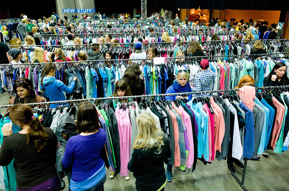 Großer Lagerabverkauf in München: Blue Tomato ist einer der weltweit führenden Omnichannel-Händler in den Bereichen Snow, Skate und Surf.