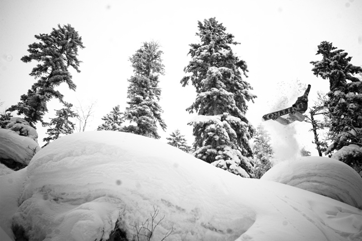 Halte Ausschau nach auffälligen Lichtungen und anderen natürlichen Featuren, die dir als Referenzpunkte dienen können. Eero Ettala mit einem Bilderbuch-Method in Japan. Foto: Cole Barash