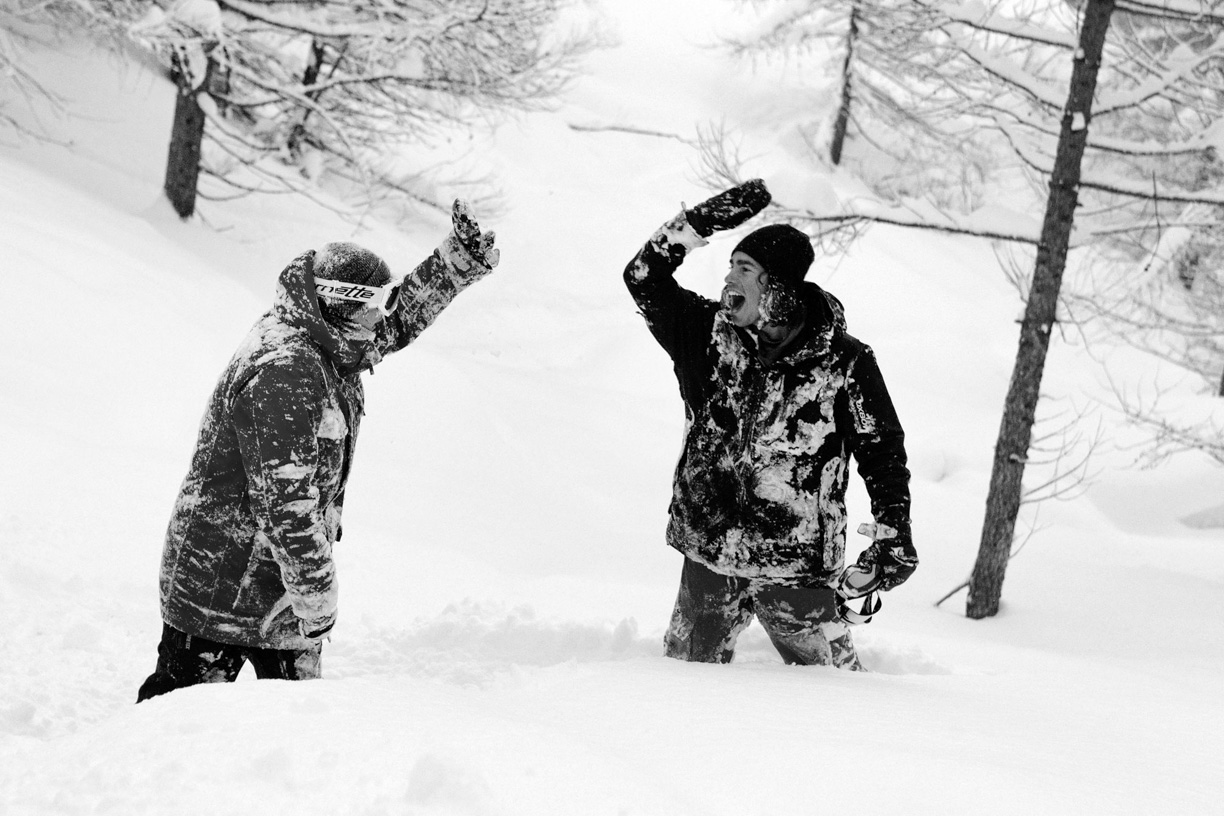 Mit einem Buddy zu fahren, ist immer besser, als alleine. Und in den Bäumen kann dir das dein Leben retten. Victor Daviet und Thomas Delfino. Foto: Matt Georges