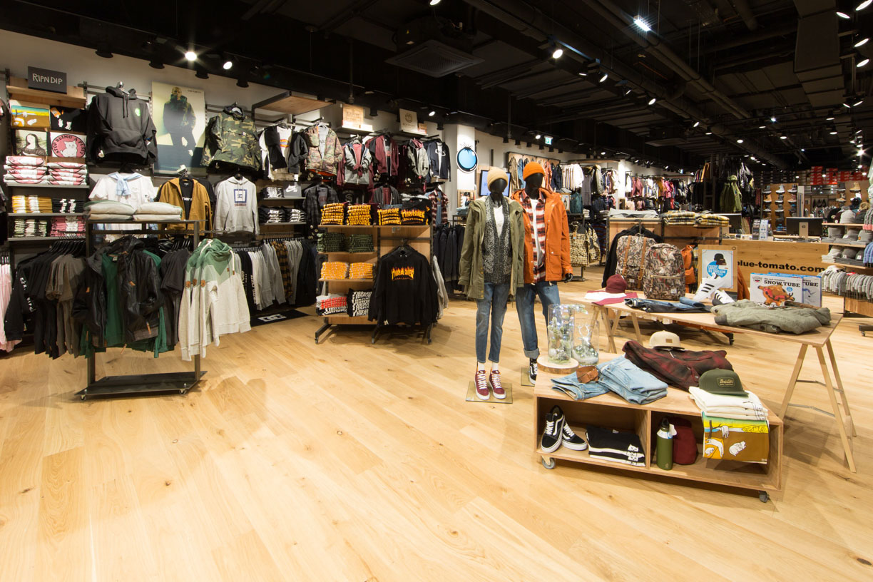 Bestellt werden kann bei Blue Tomato unter anderem via Smartphone, Live Chat oder auch direkt in einem Shop, sollte das Produkt nicht lagernd sein.