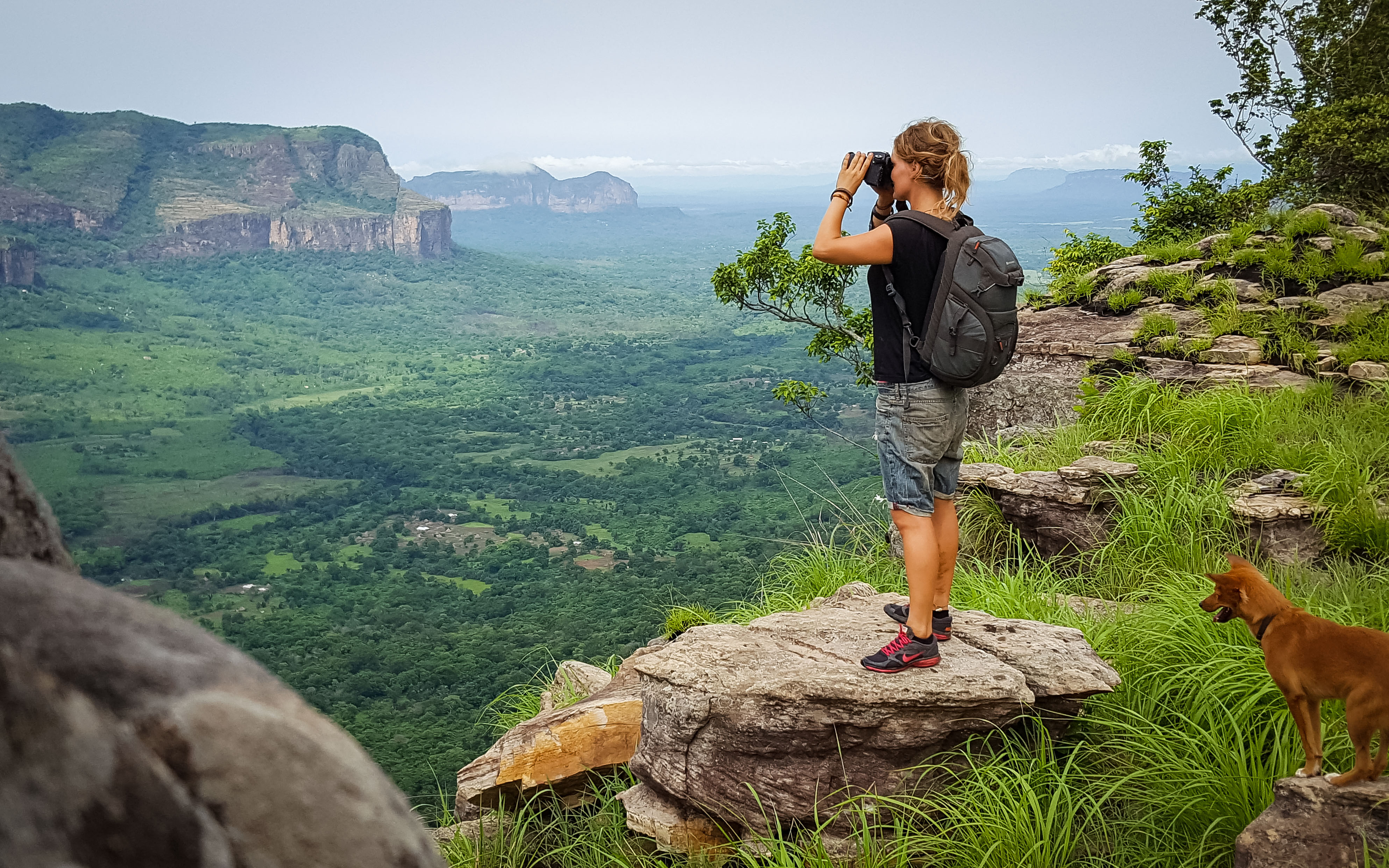 Lena fotografiert den grünen "Grand Canyon" Guineas in Douki