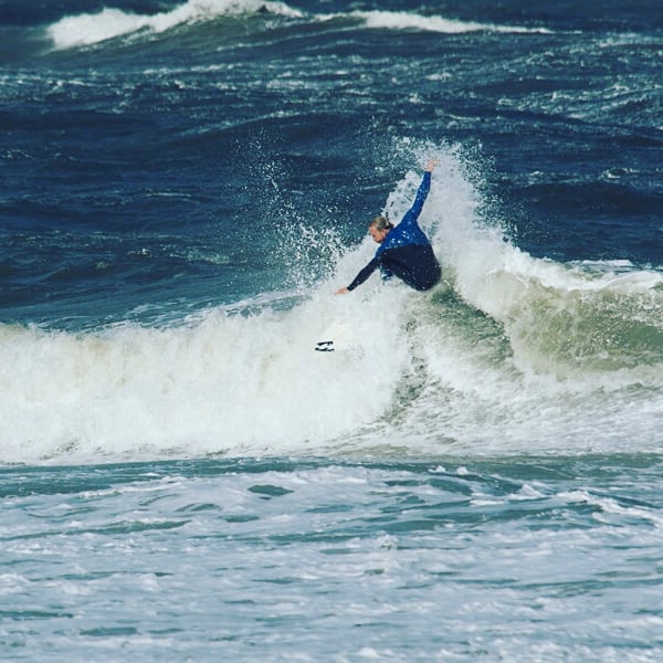 Tim Schubert weiß, wie man die Wellen in Sylt zu surfen hat!