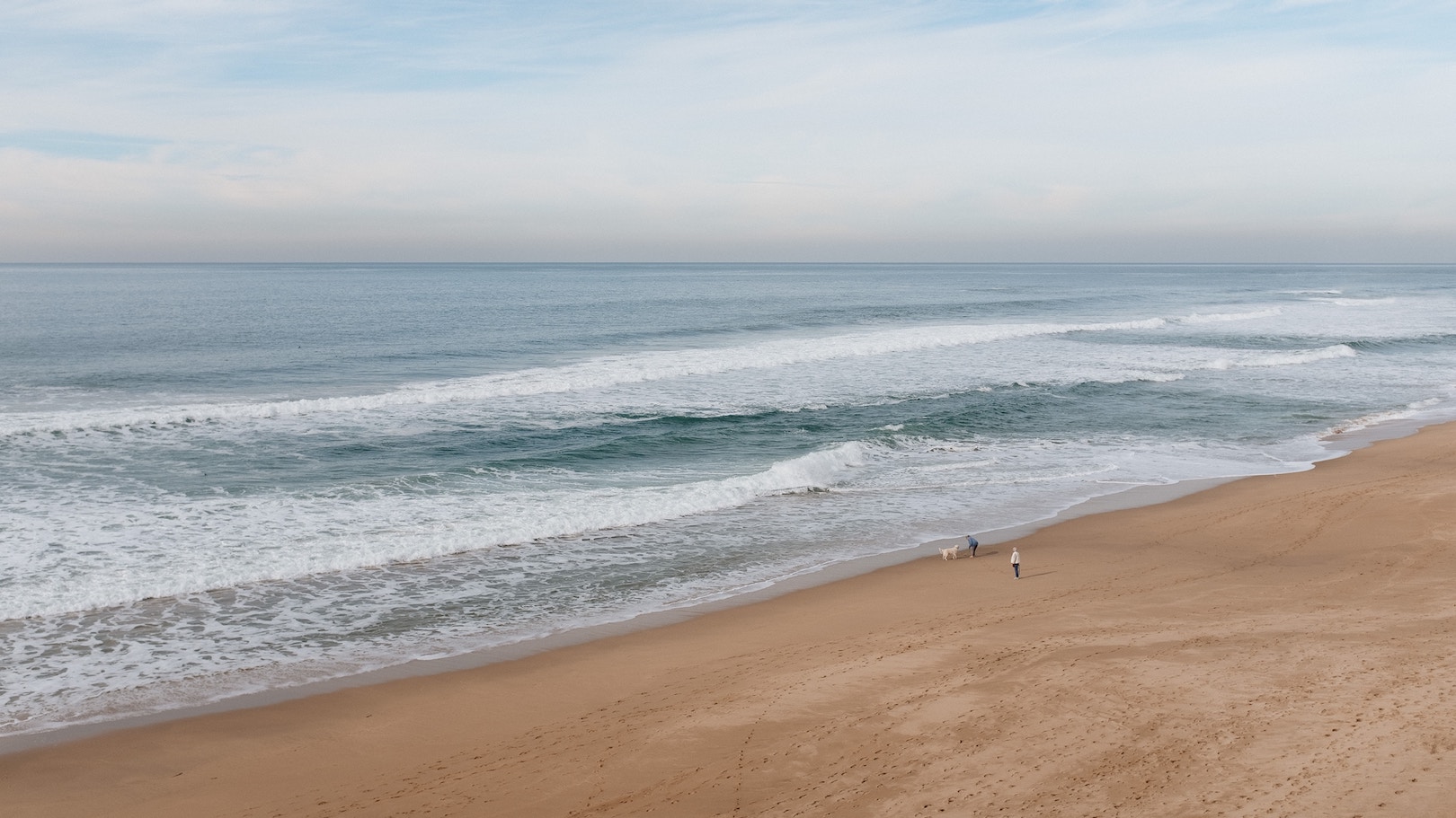 Ein klassischer Beachbreak an der französischen Atlantikküste.